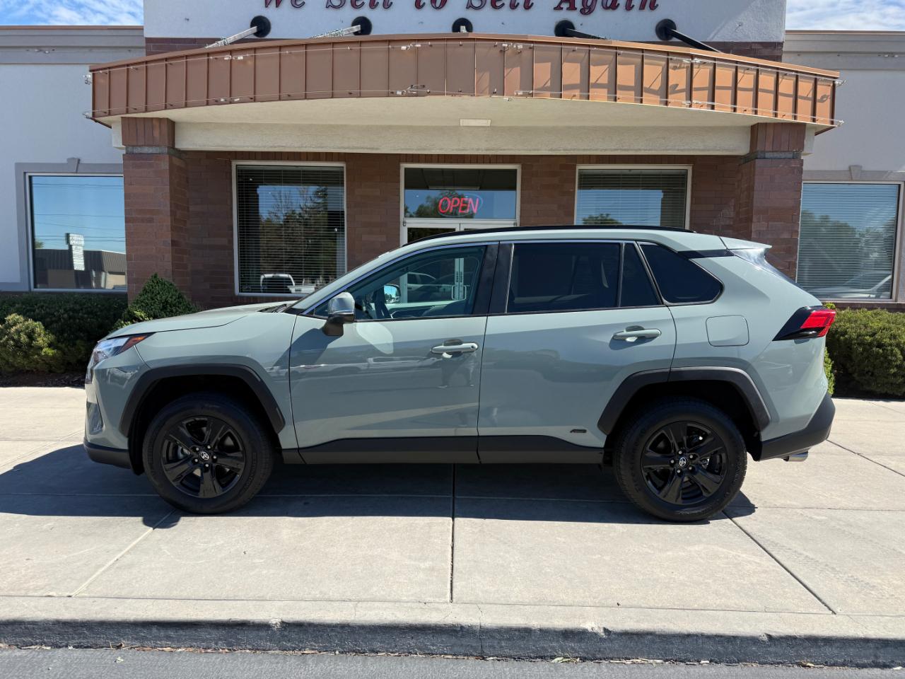 Toyota RAV4 Hybrid XLE AWD (Natl) 2022