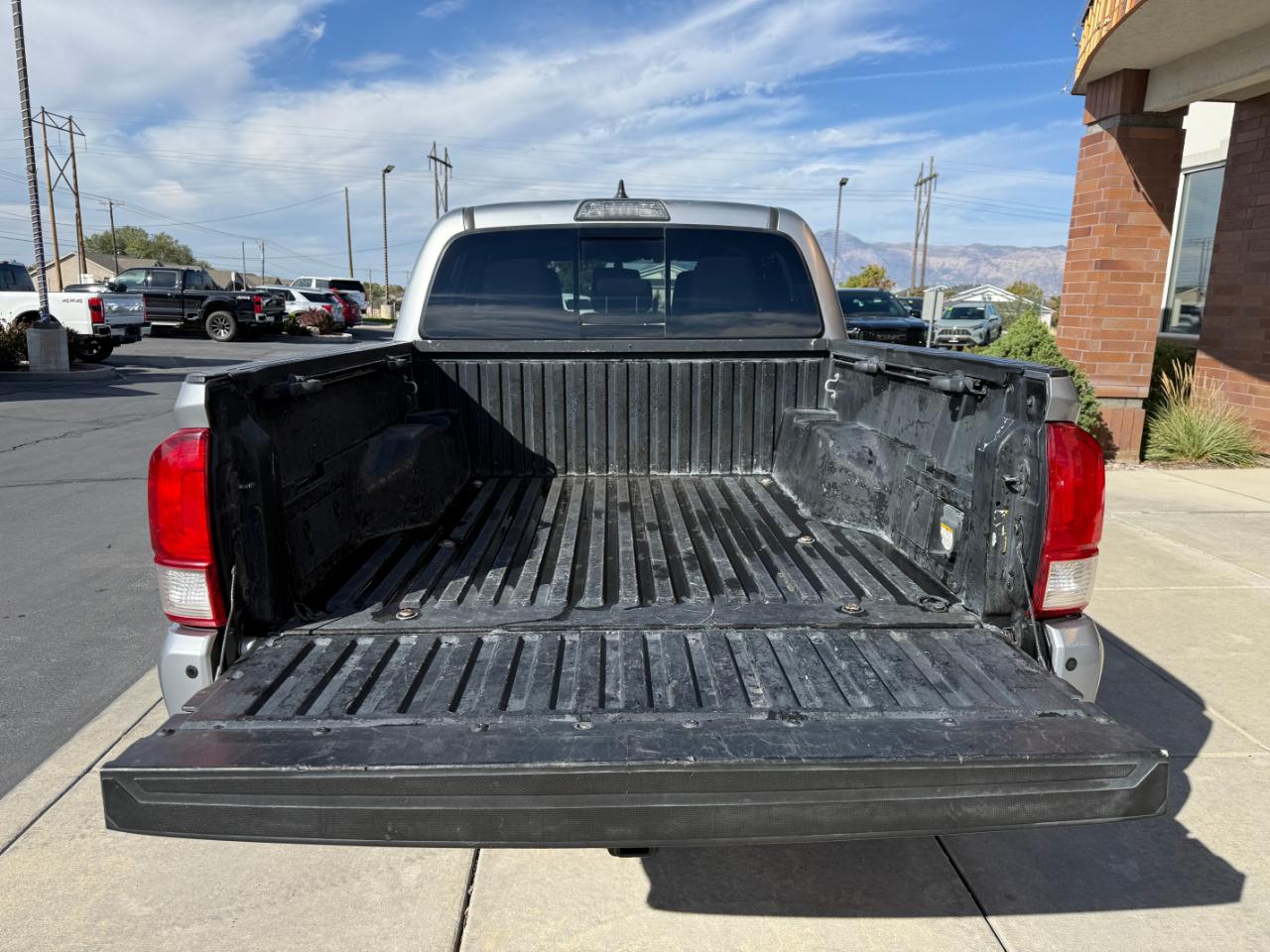 Toyota Tacoma TRD Off Road Double Cab 5' Bed V6 4x4 AT (Natl) 2017