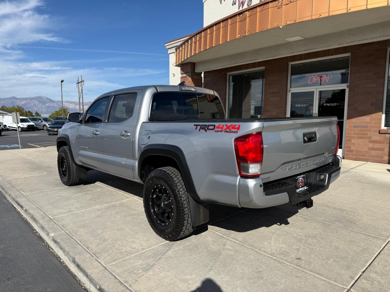 Toyota Tacoma TRD Off Road Double Cab 5' Bed V6 4x4 AT (Natl) 2017