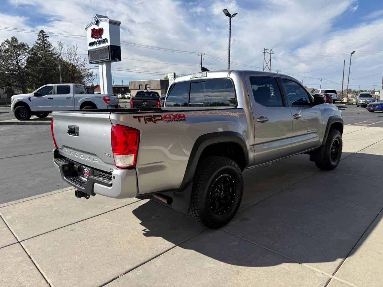 Toyota Tacoma TRD Off Road Double Cab 5' Bed V6 4x4 AT (Natl) 2017