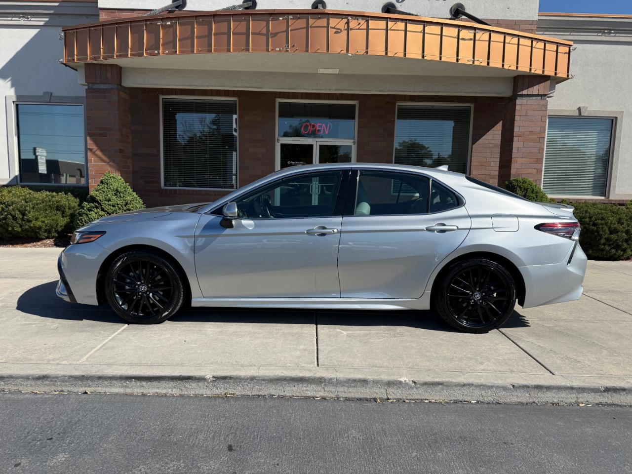 Toyota Camry Hybrid XSE CVT (Natl) 2022