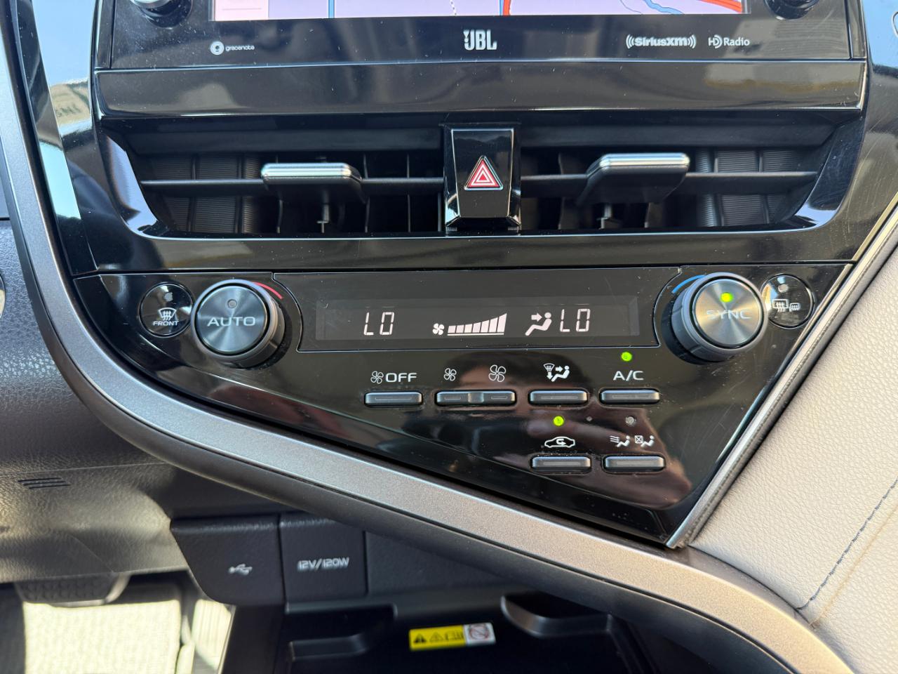Toyota Camry Hybrid XSE CVT (Natl) 2022