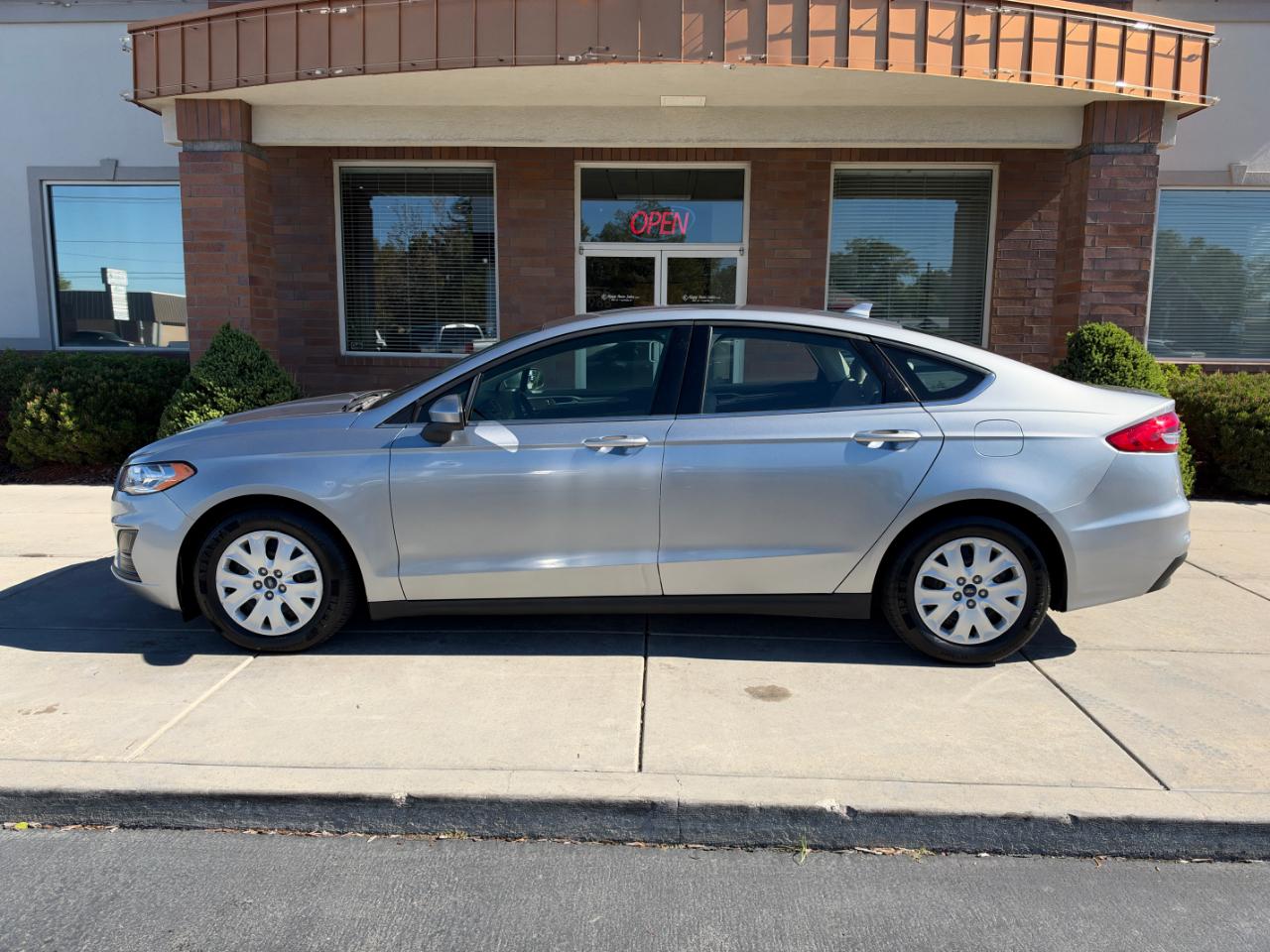 Ford Fusion S FWD 2020