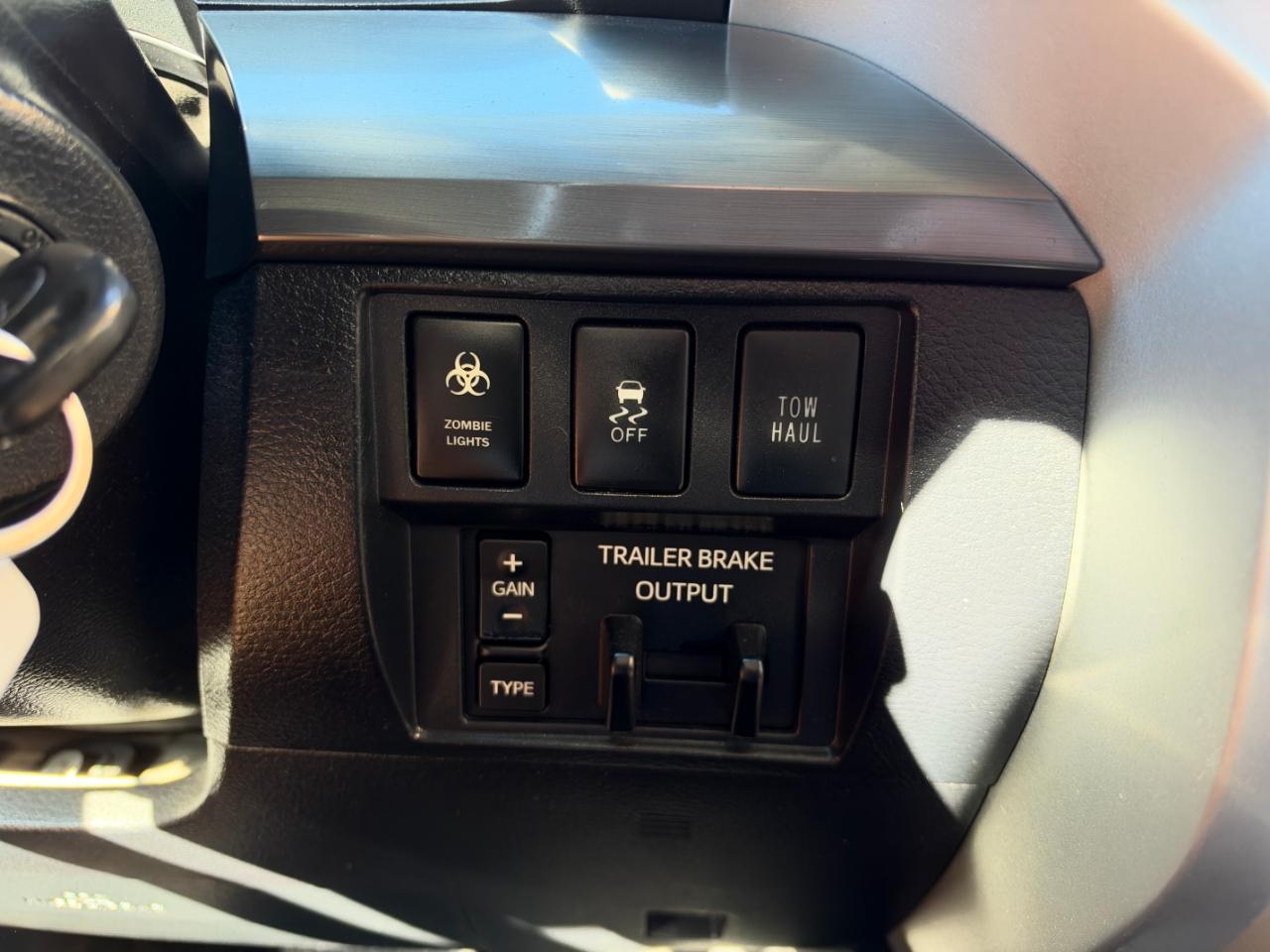 Toyota Tundra 4WD TRD Pro CrewMax 5.5' Bed 5.7L (Natl) 2017