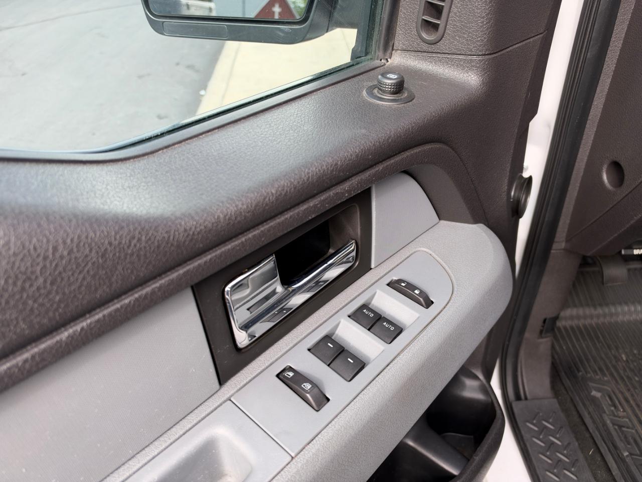 Ford F-150 4WD SuperCrew 145" XLT 2012
