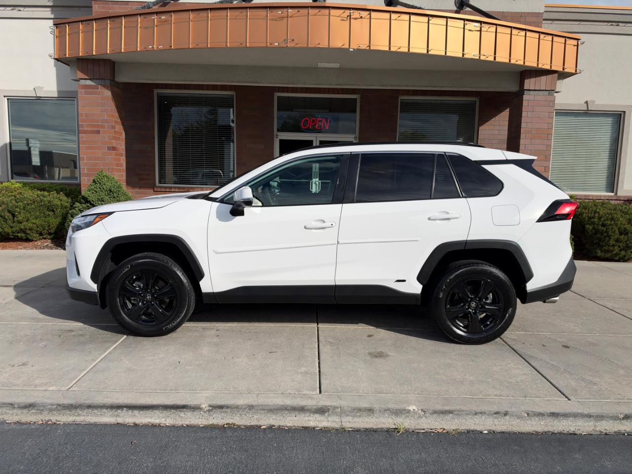 Toyota RAV4 Hybrid LE AWD (Natl) 2023