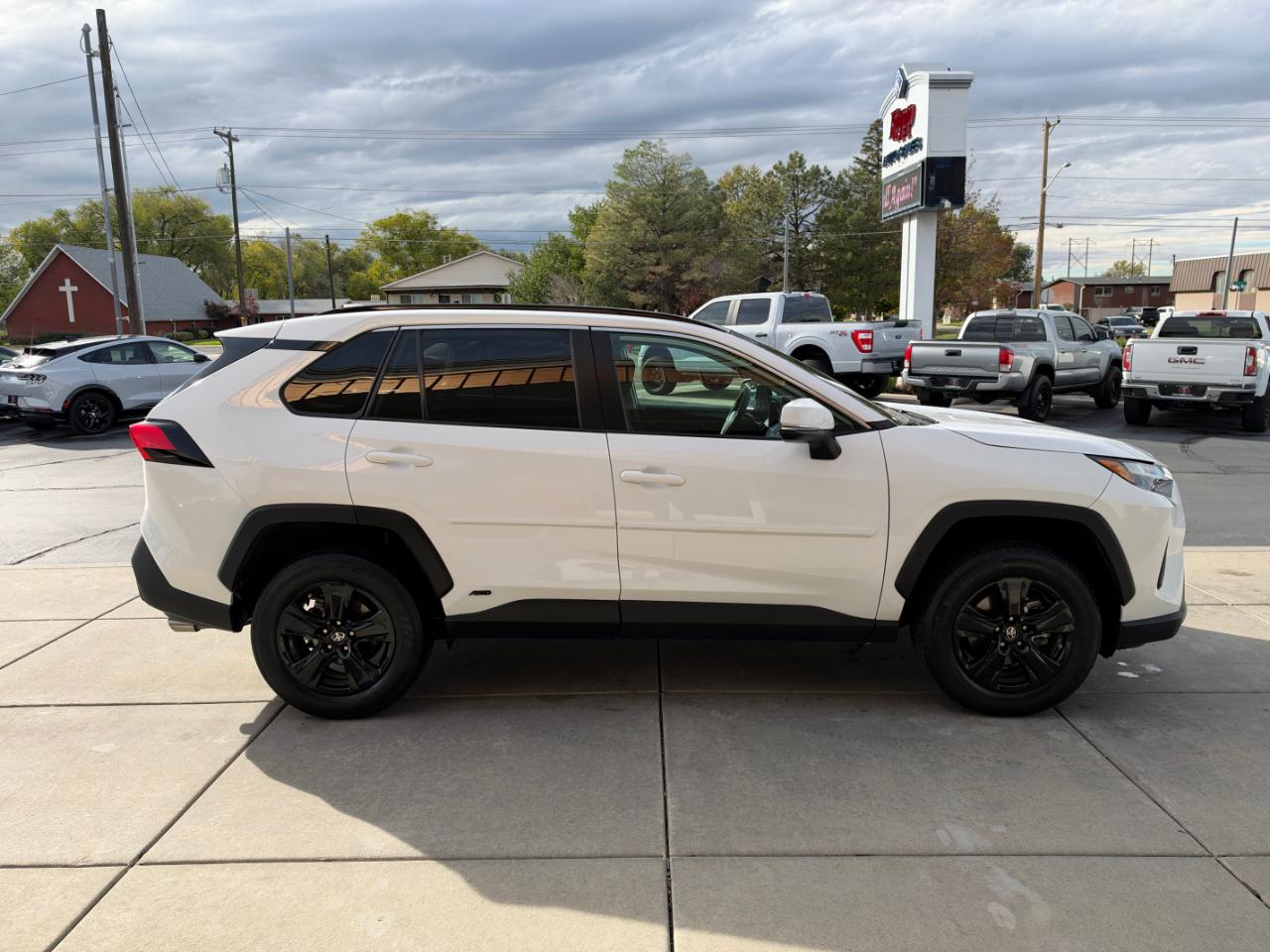 Toyota RAV4 Hybrid LE AWD (Natl) 2023