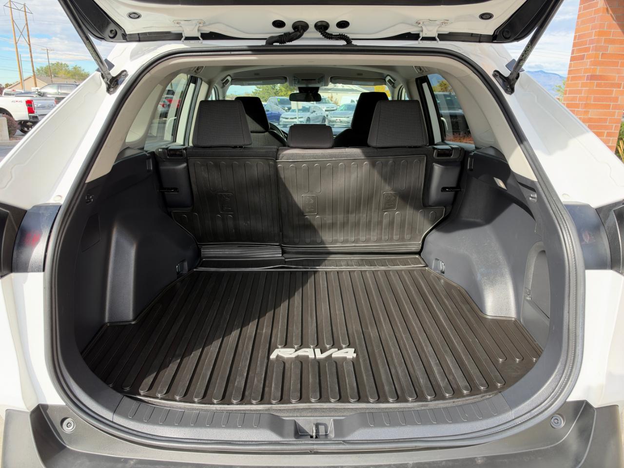 Toyota RAV4 Hybrid LE AWD (Natl) 2023