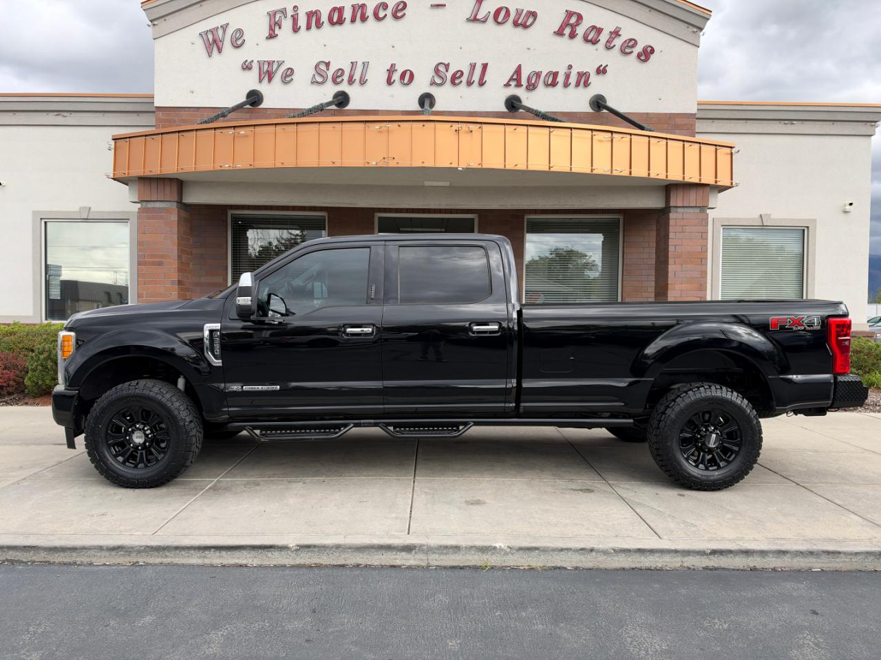 Ford Super Duty F-350 SRW Lariat 4WD Crew Cab 8' Box 2017