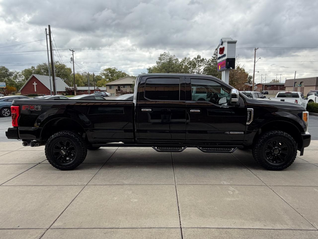 Ford Super Duty F-350 SRW Lariat 4WD Crew Cab 8' Box 2017
