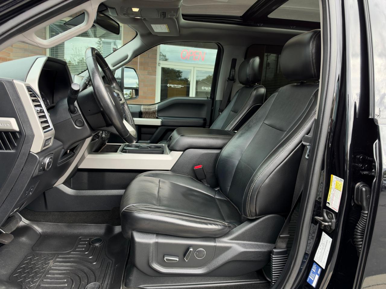 Ford Super Duty F-350 SRW Lariat 4WD Crew Cab 8' Box 2017