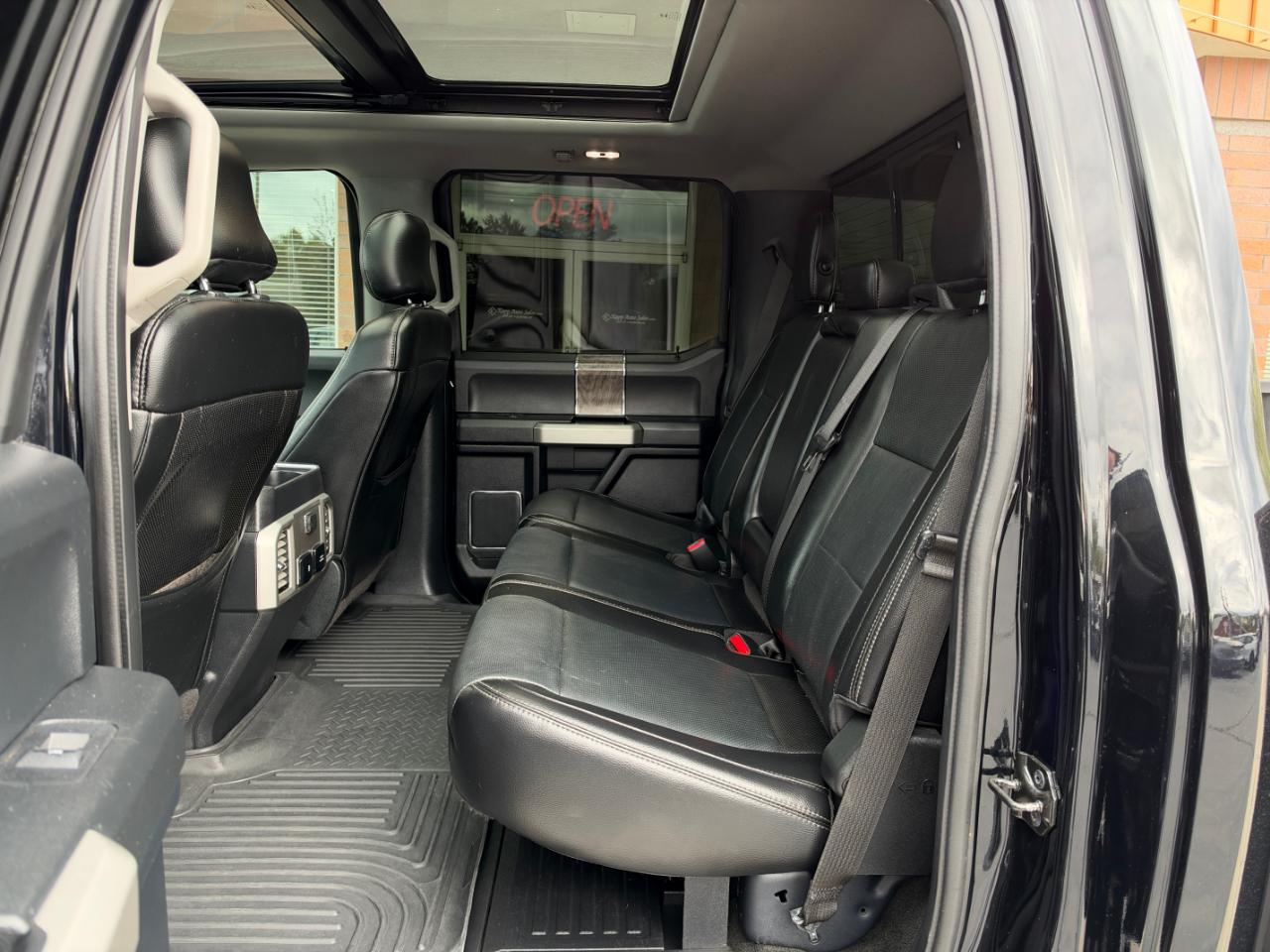 Ford Super Duty F-350 SRW Lariat 4WD Crew Cab 8' Box 2017