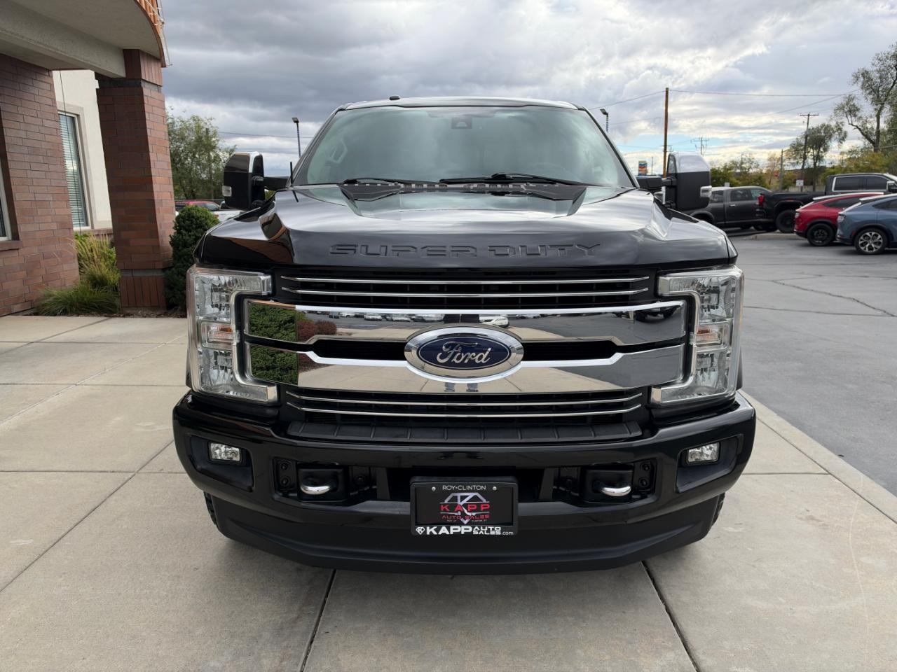 Ford Super Duty F-350 SRW Lariat 4WD Crew Cab 8' Box 2017