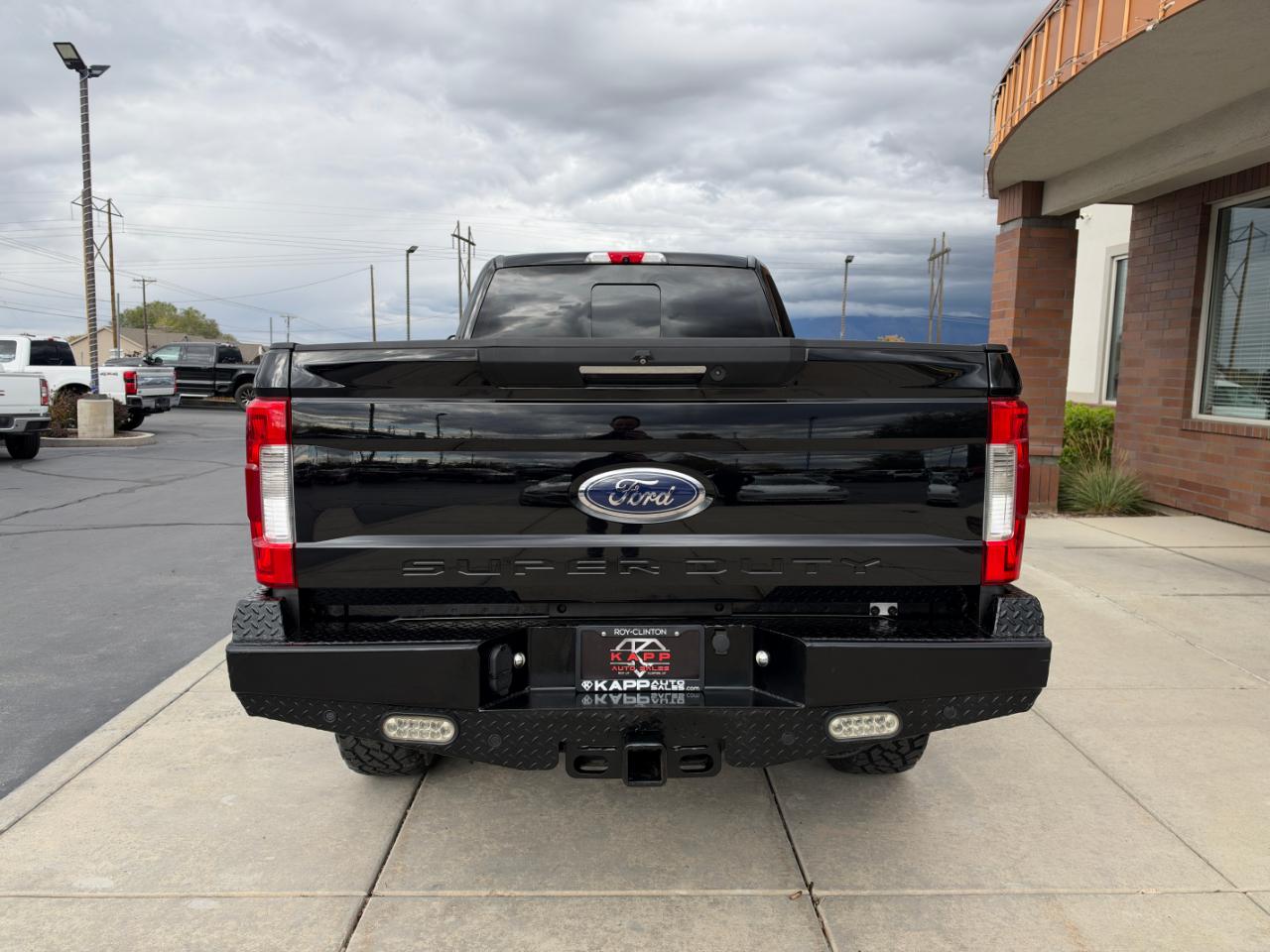 Ford Super Duty F-350 SRW Lariat 4WD Crew Cab 8' Box 2017