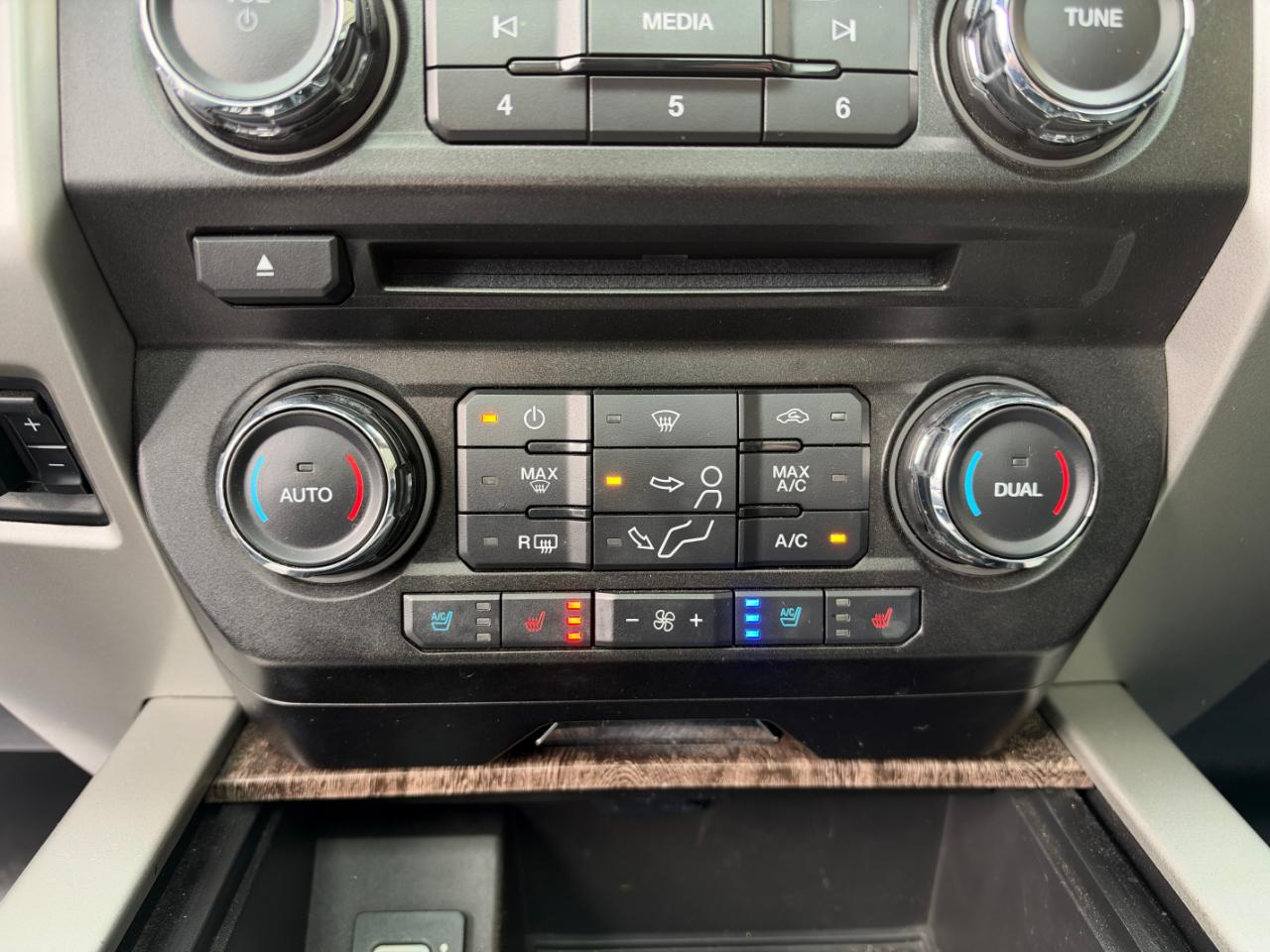 Ford Super Duty F-350 SRW Lariat 4WD Crew Cab 8' Box 2017