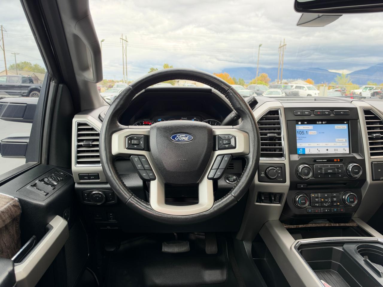 Ford Super Duty F-350 SRW Lariat 4WD Crew Cab 8' Box 2017