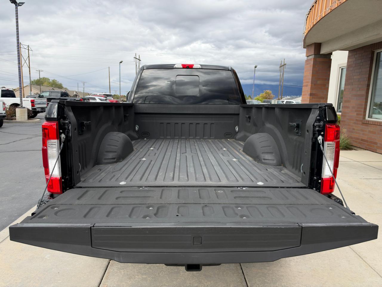 Ford Super Duty F-350 SRW Lariat 4WD Crew Cab 8' Box 2017