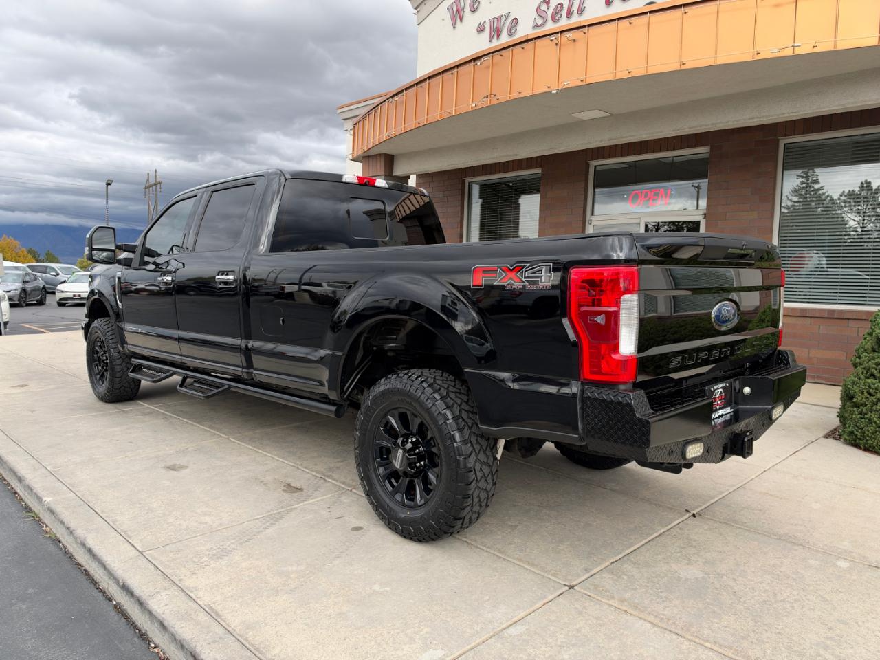 Ford Super Duty F-350 SRW Lariat 4WD Crew Cab 8' Box 2017