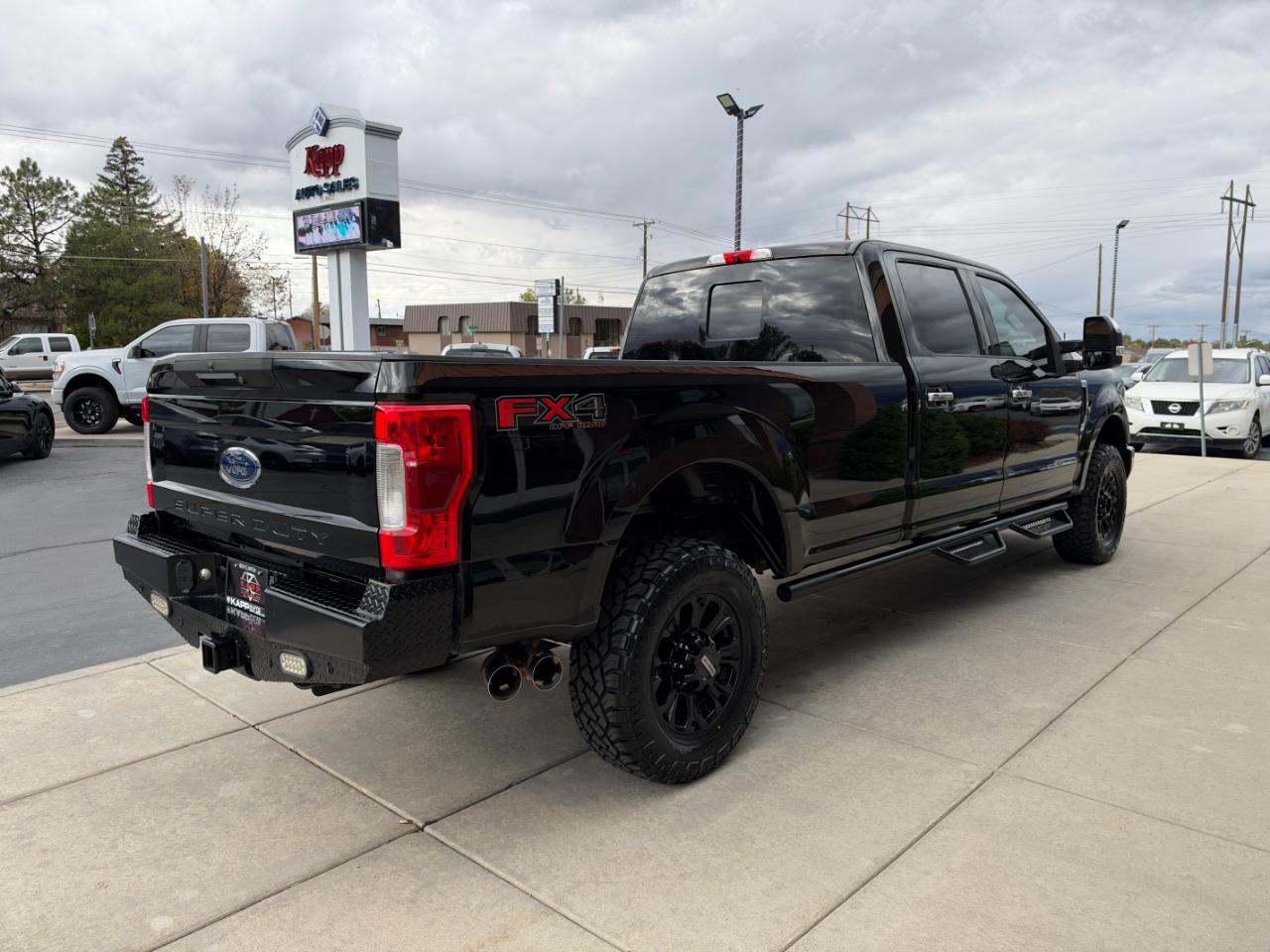 Ford Super Duty F-350 SRW Lariat 4WD Crew Cab 8' Box 2017
