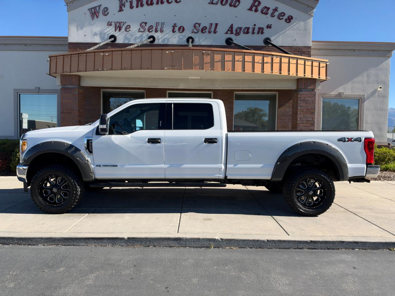 Ford Super Duty F-350 SRW XLT 4WD Crew Cab 8' Box 2017