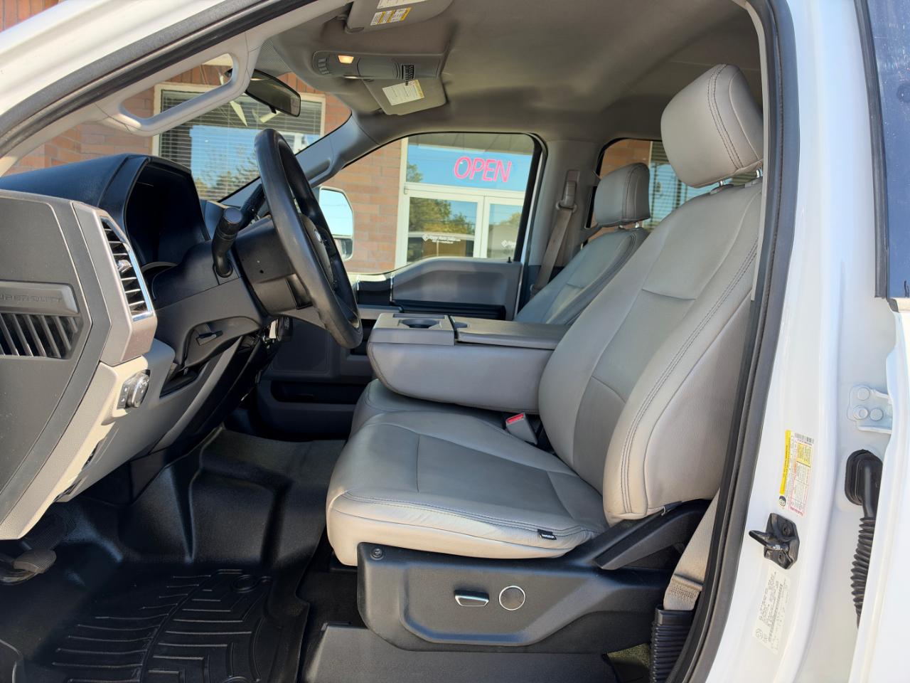 Ford Super Duty F-350 SRW XLT 4WD Crew Cab 8' Box 2017