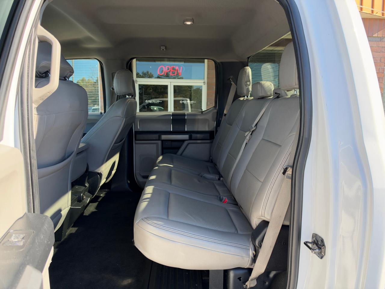 Ford Super Duty F-350 SRW XLT 4WD Crew Cab 8' Box 2017