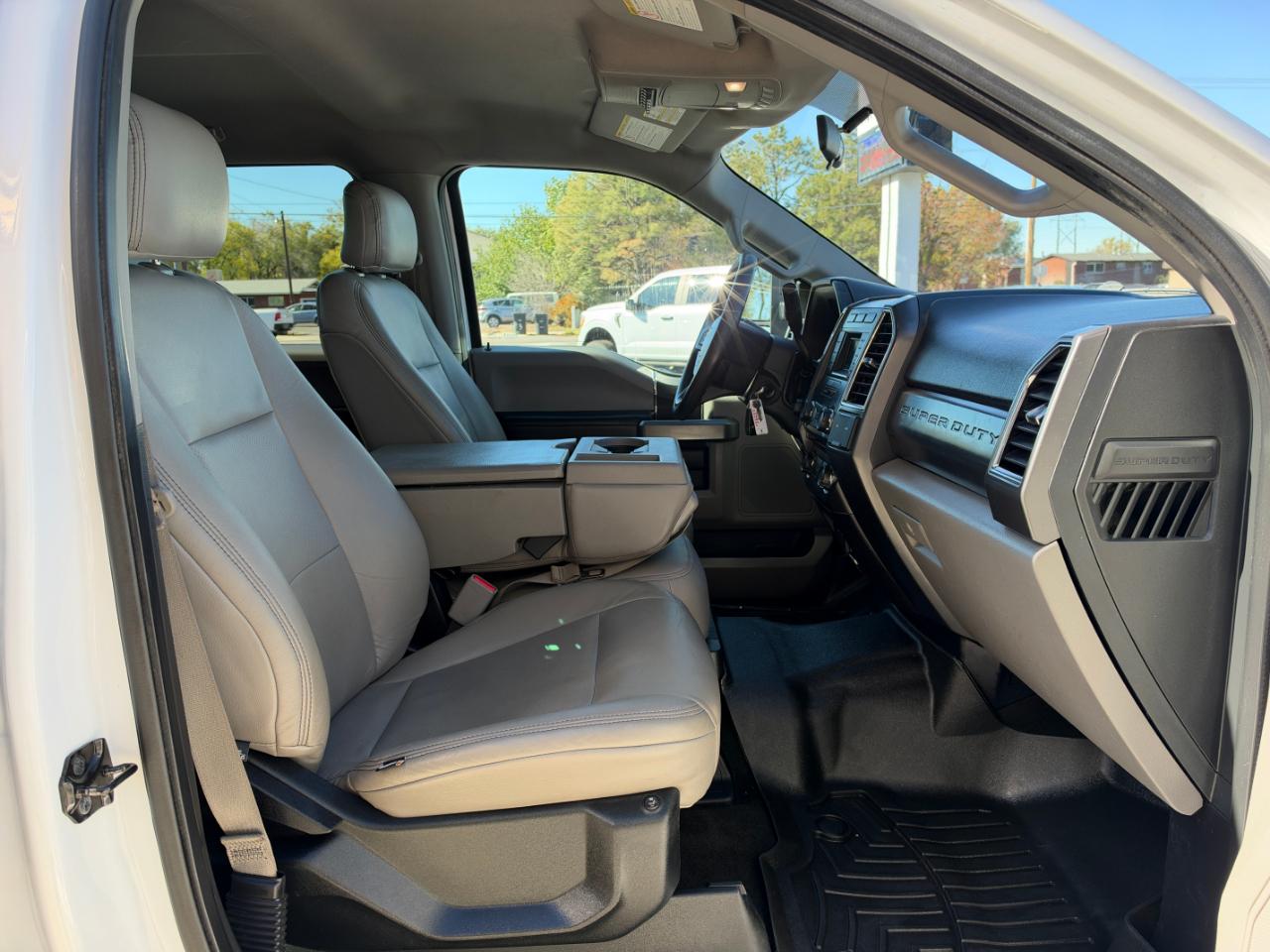 Ford Super Duty F-350 SRW XLT 4WD Crew Cab 8' Box 2017
