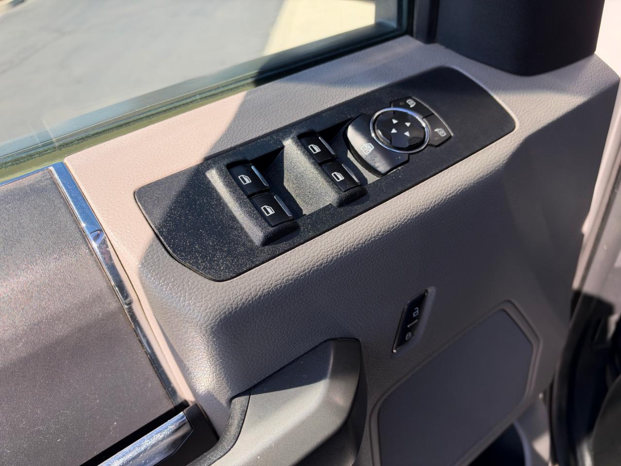 Ford Super Duty F-350 SRW XLT 4WD Crew Cab 8' Box 2017