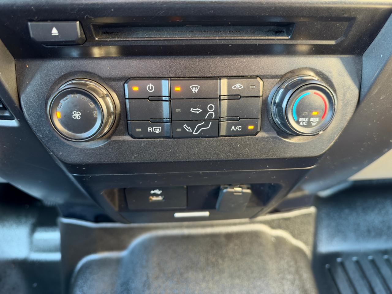 Ford Super Duty F-350 SRW XLT 4WD Crew Cab 8' Box 2017