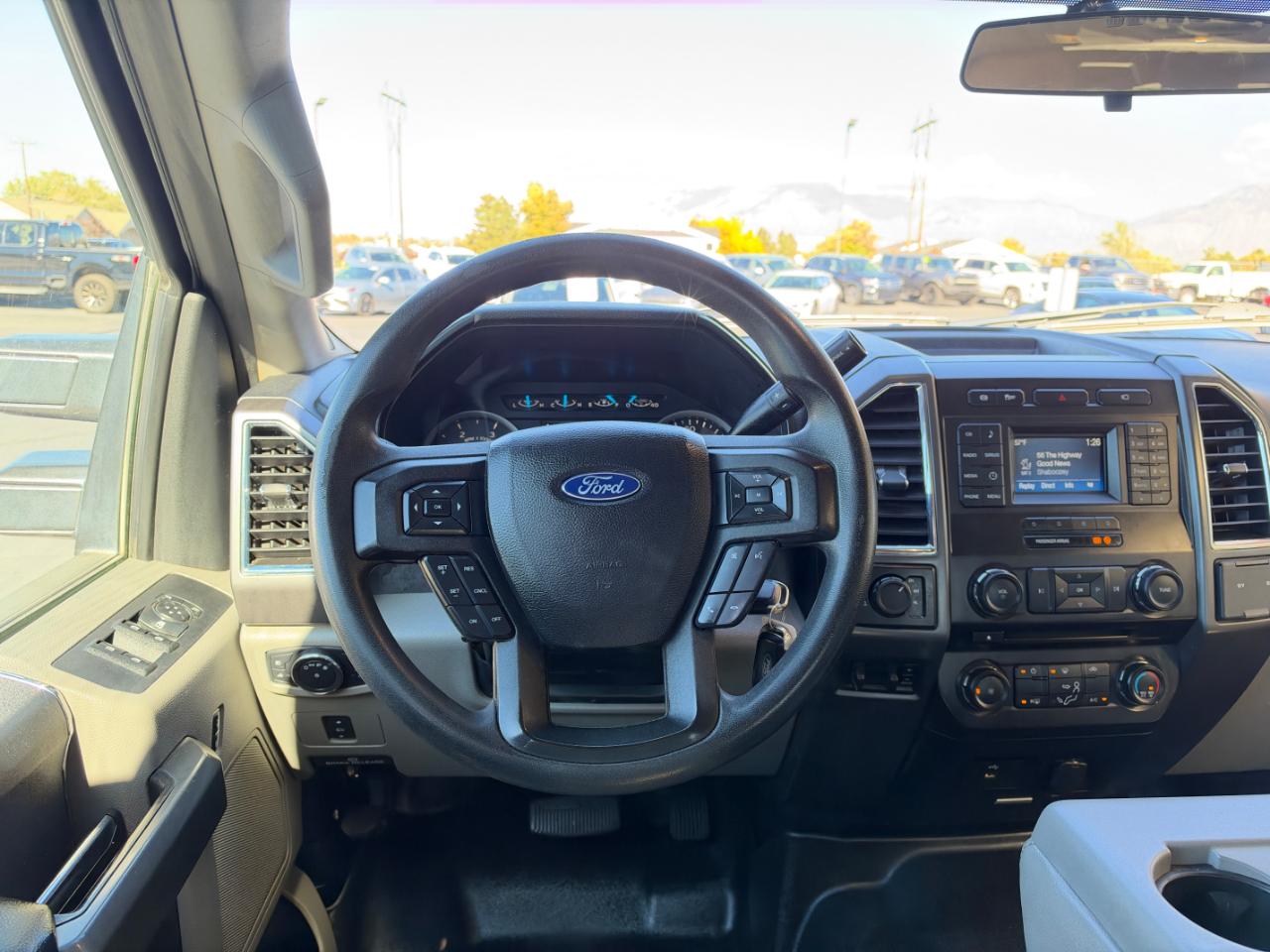 Ford Super Duty F-350 SRW XLT 4WD Crew Cab 8' Box 2017
