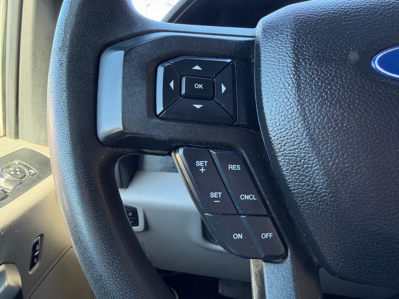 Ford Super Duty F-350 SRW XLT 4WD Crew Cab 8' Box 2017