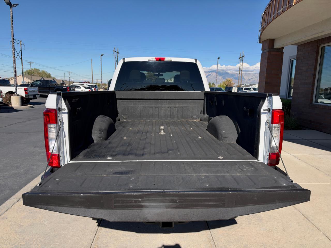 Ford Super Duty F-350 SRW XLT 4WD Crew Cab 8' Box 2017