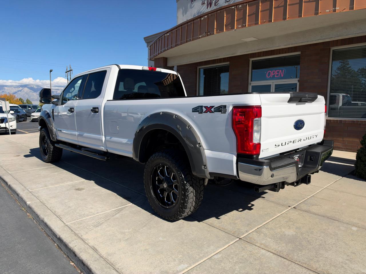 Ford Super Duty F-350 SRW XLT 4WD Crew Cab 8' Box 2017