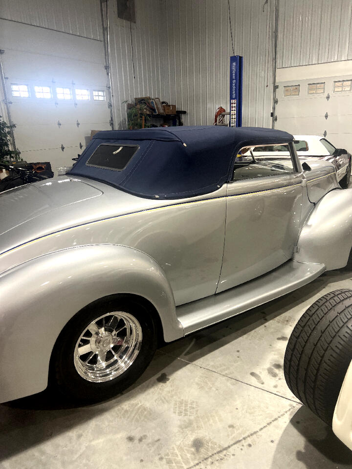 1940 Ford Roadster 23