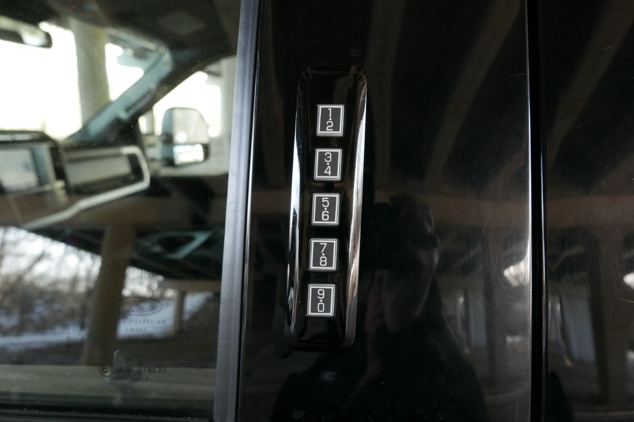 Ford Super Duty F-250 SRW XLT 4WD Crew Cab 8' Box 2024