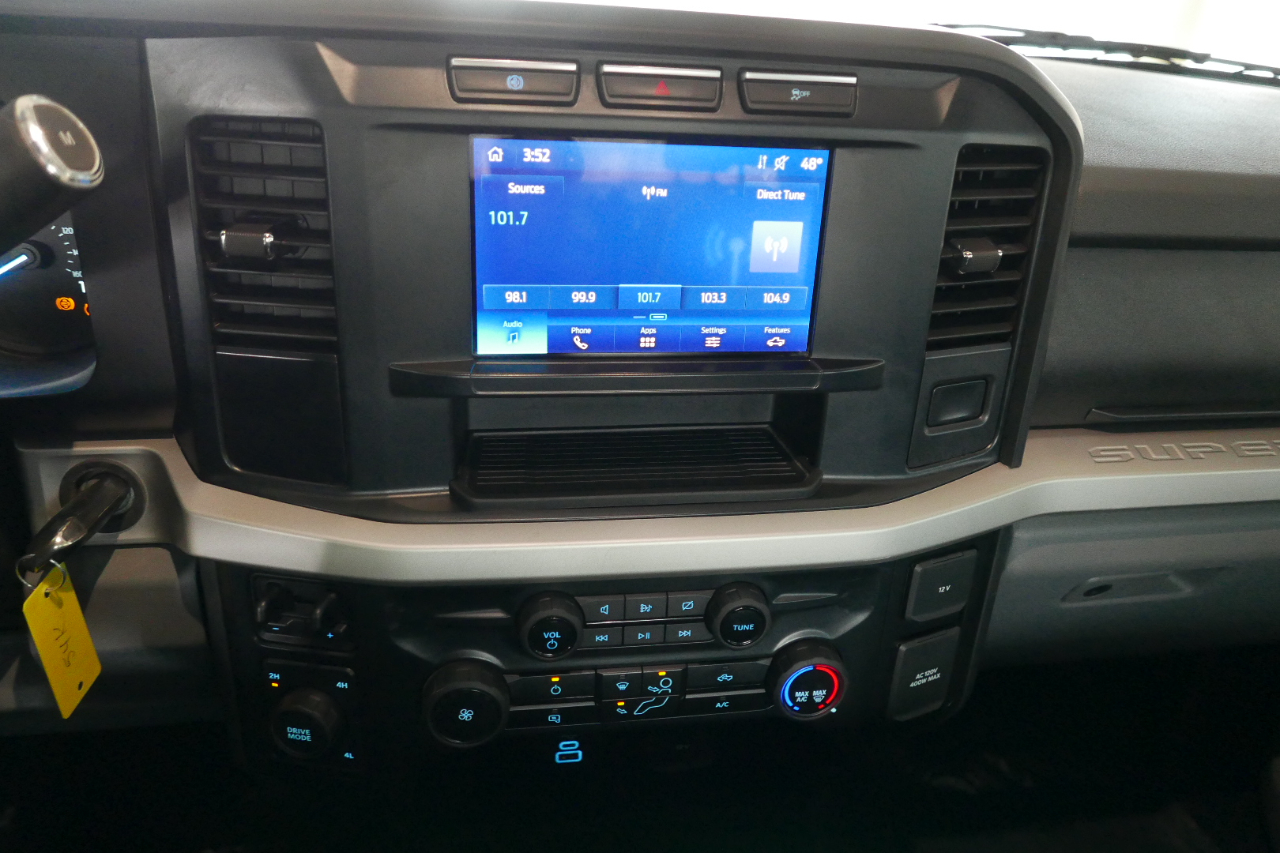 Ford Super Duty F-350 DRW XLT 4WD Crew Cab 8' Box 2023