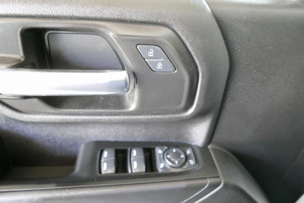 Chevrolet Silverado 2500HD 4WD Crew Cab 172" Custom 2024