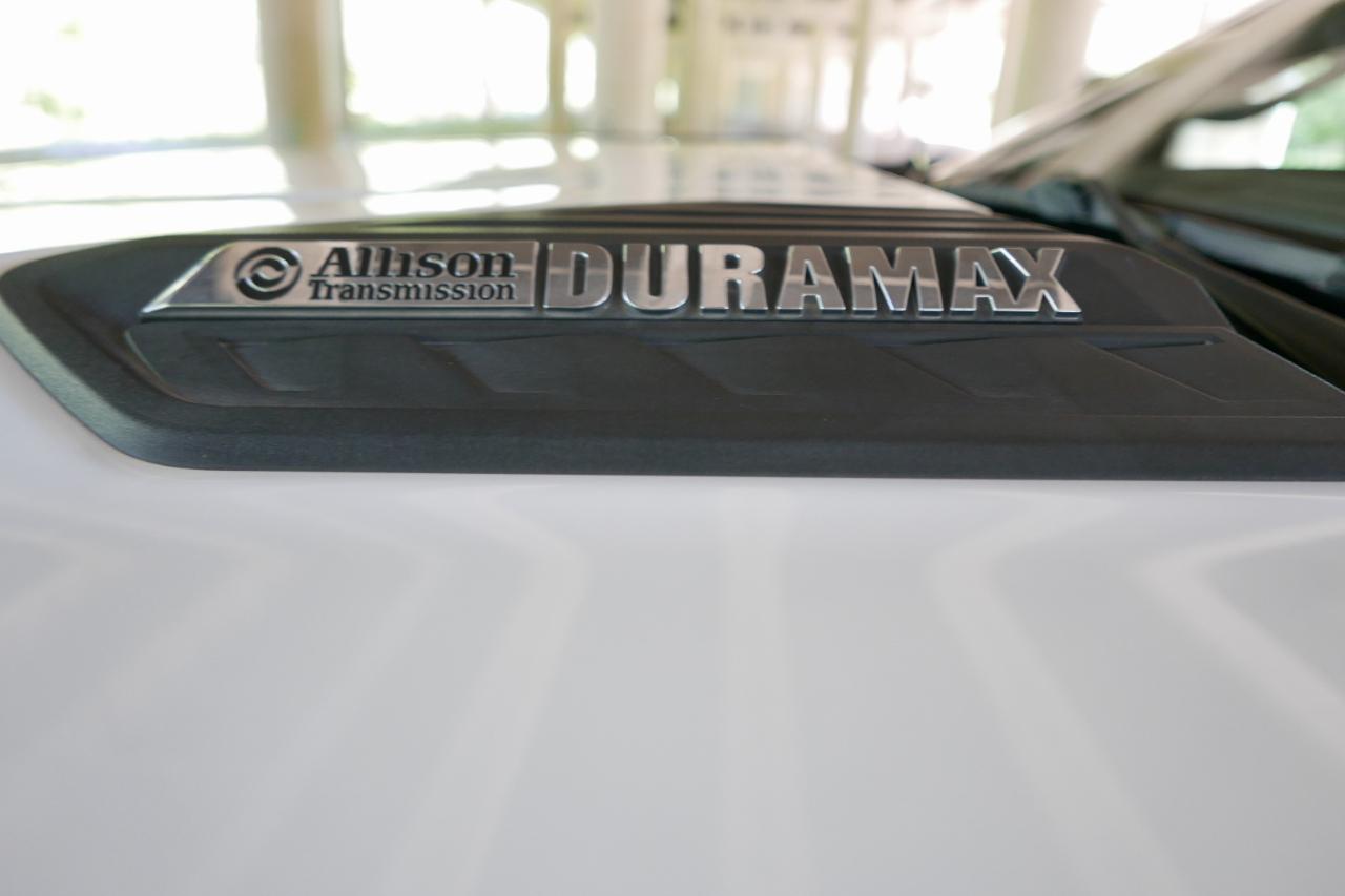 Chevrolet Silverado 2500HD 4WD Crew Cab 172" Custom 2024