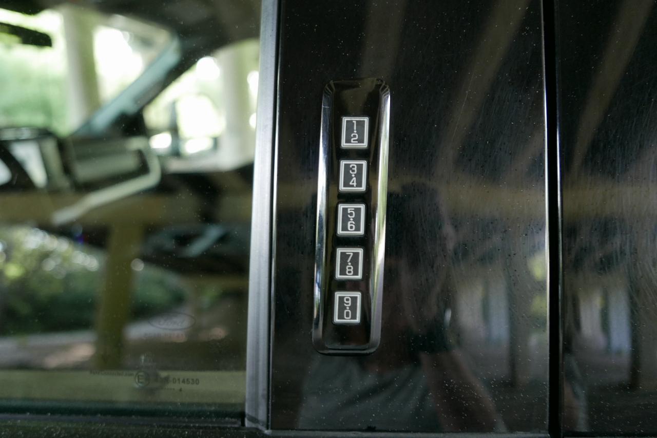 Ford Super Duty F-350 SRW XLT 4WD Crew Cab 8' Box 2024