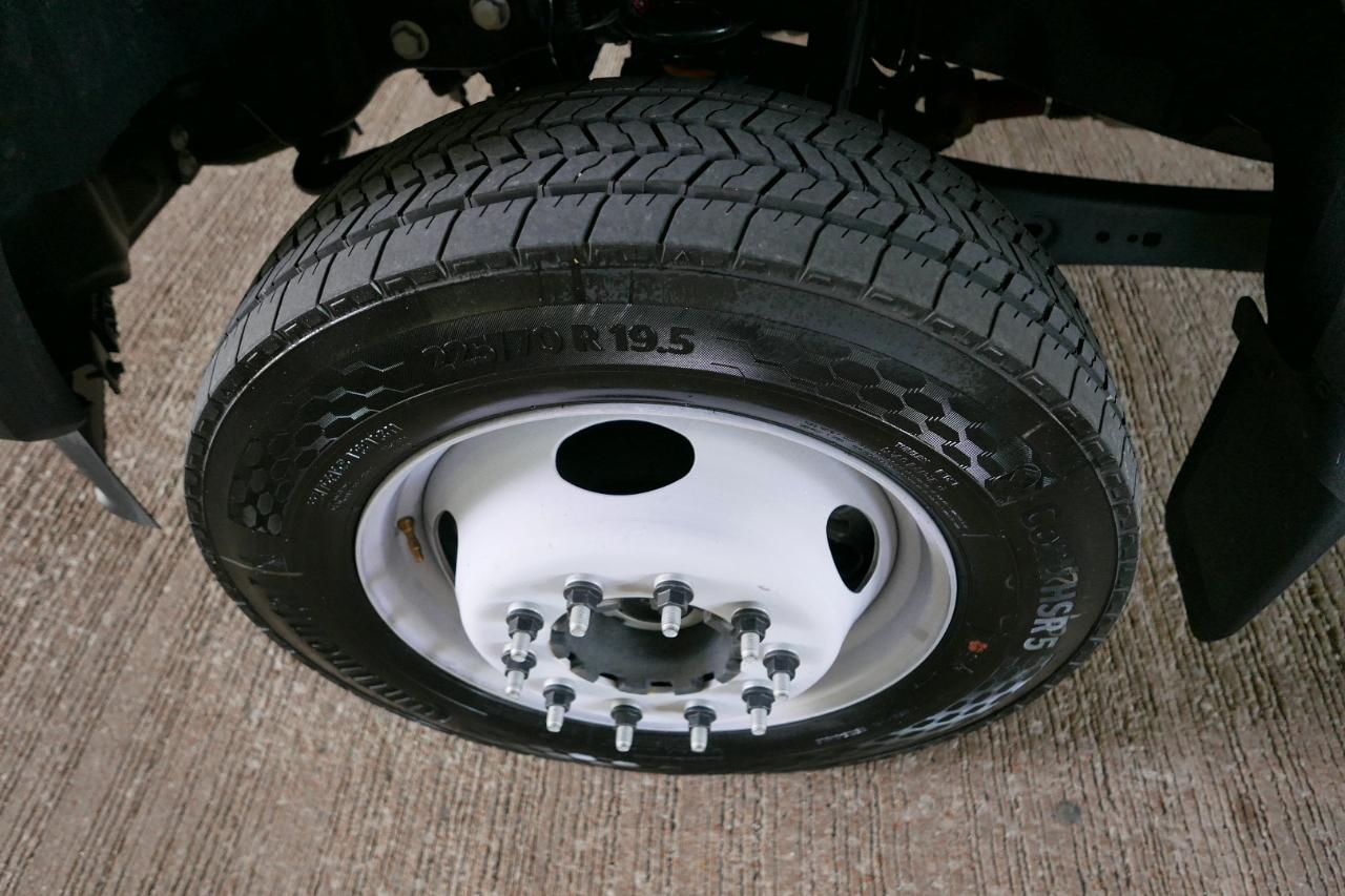 Ford Super Duty F-450 DRW XL 4WD Reg Cab 169" WB 84" CA 2025