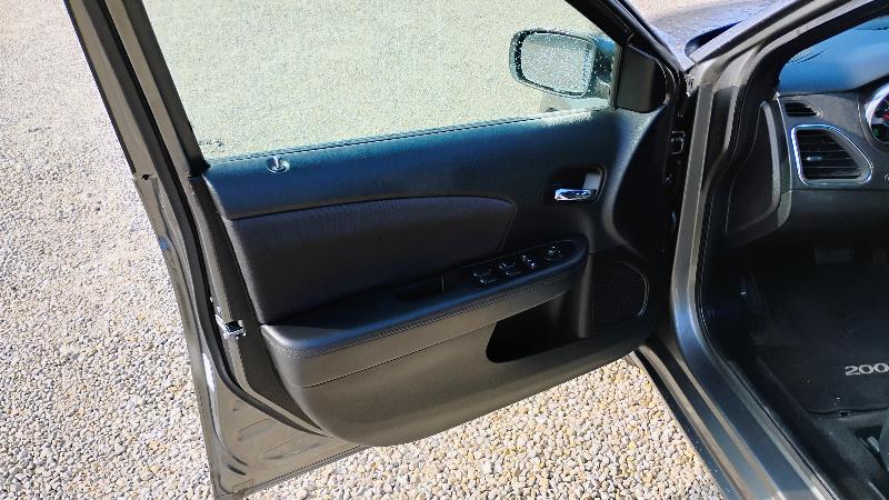 Chrysler 200 4dr Sdn Touring 2013