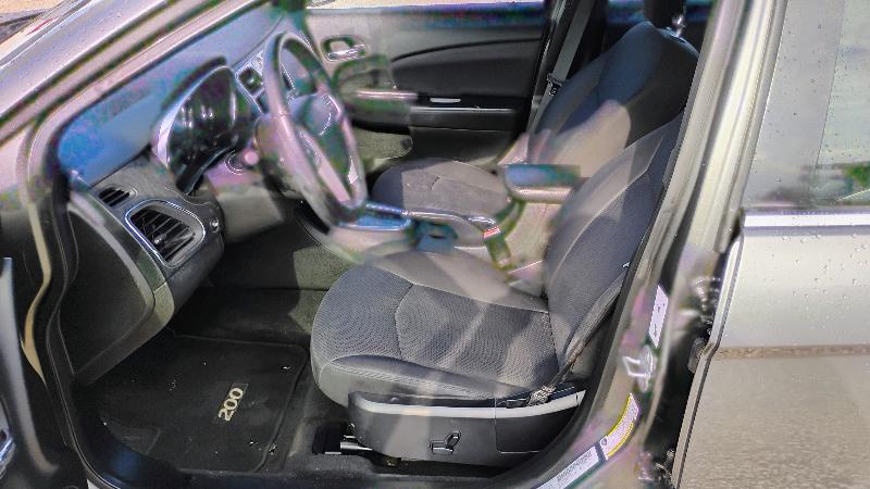 Chrysler 200 4dr Sdn Touring 2013