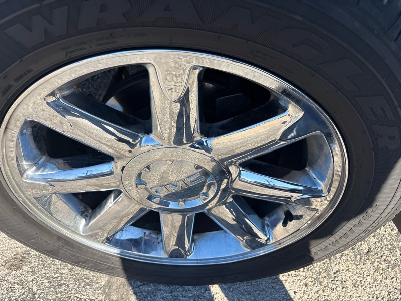 GMC Yukon AWD 4dr 1500 Denali 2010