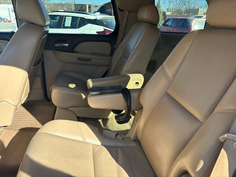 GMC Yukon AWD 4dr 1500 Denali 2010