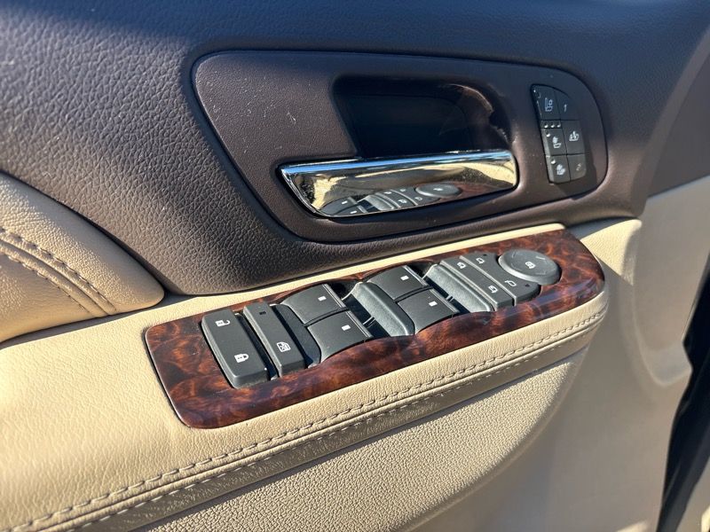 GMC Yukon AWD 4dr 1500 Denali 2010