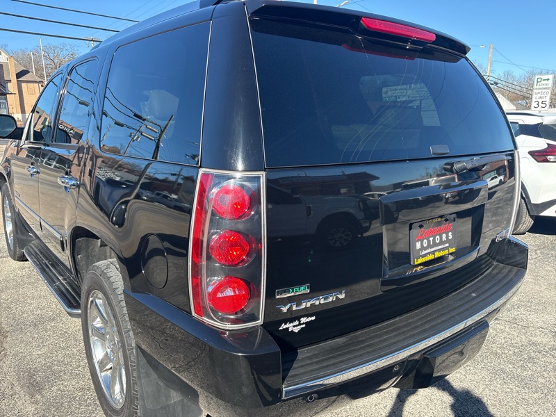GMC Yukon AWD 4dr 1500 Denali 2010