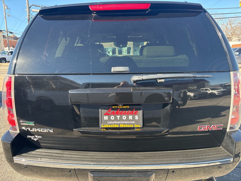 GMC Yukon AWD 4dr 1500 Denali 2010