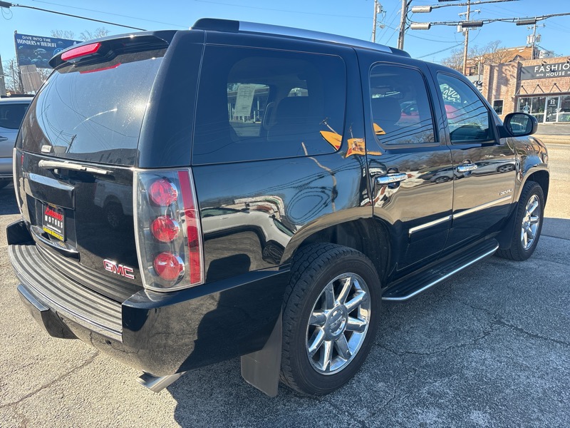 GMC Yukon AWD 4dr 1500 Denali 2010