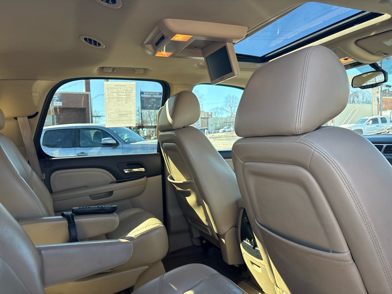 GMC Yukon AWD 4dr 1500 Denali 2010