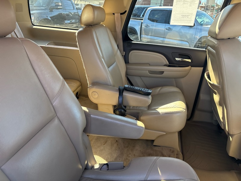 GMC Yukon AWD 4dr 1500 Denali 2010